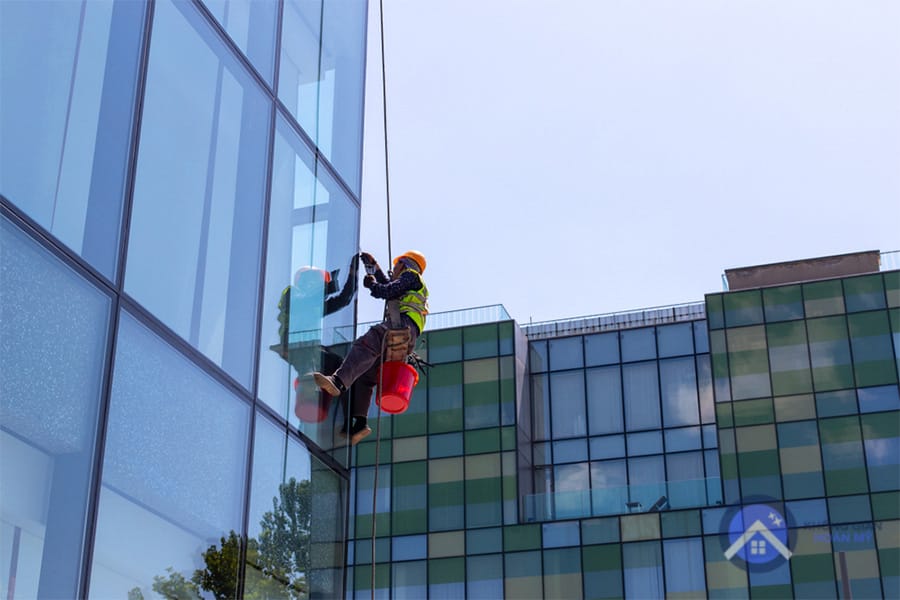 Vệ sinh vách kính trên cao